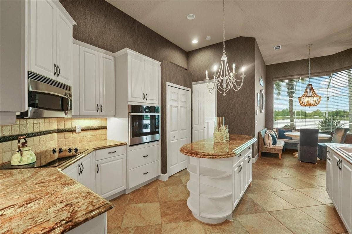 Kitchen/Eat-in Dining