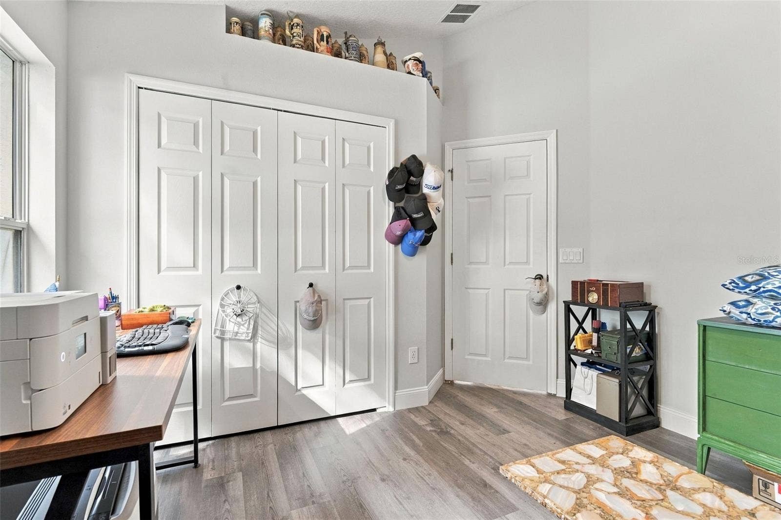 Front bedroom/office towards entrance.
