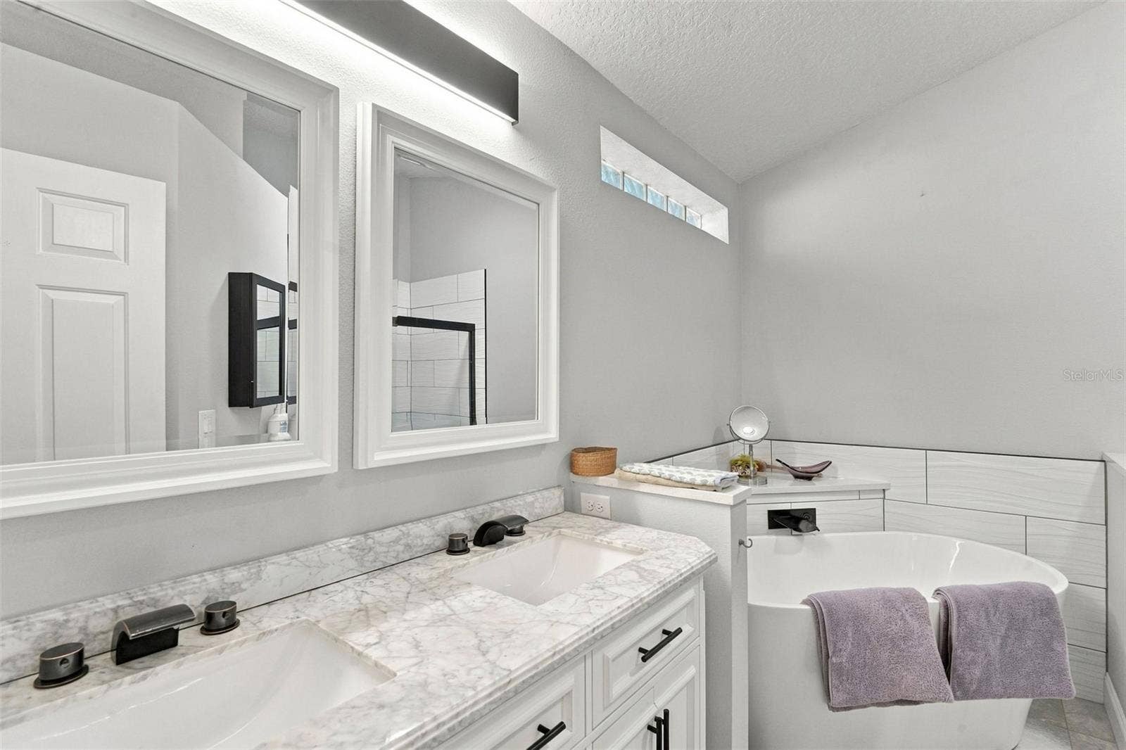 This ensuite bath is gorgeous!