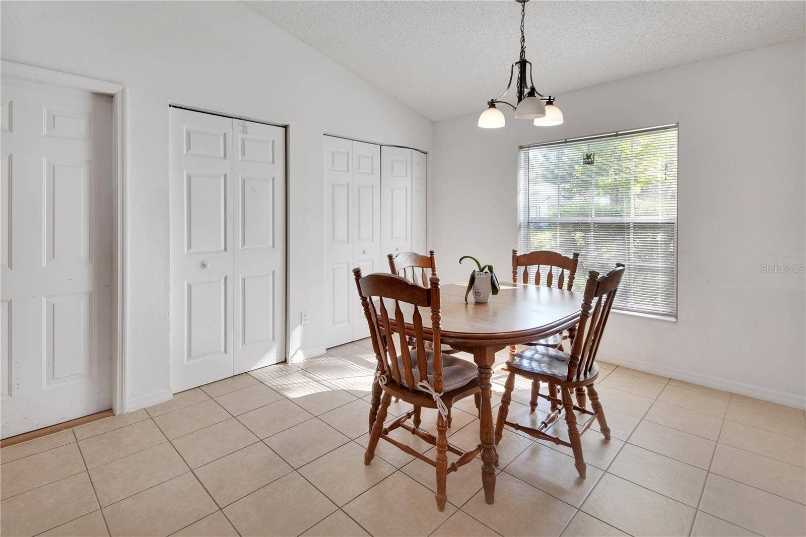 Oversized Eat-in Kitchen.Pantry & Laundry area