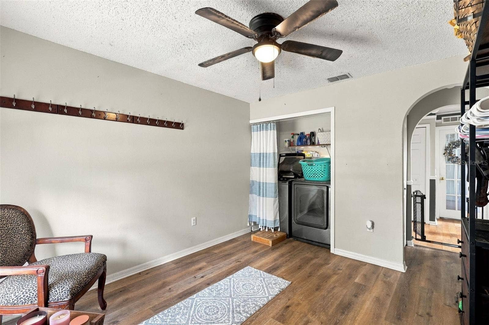 FOYER/LAUNDRY AREA