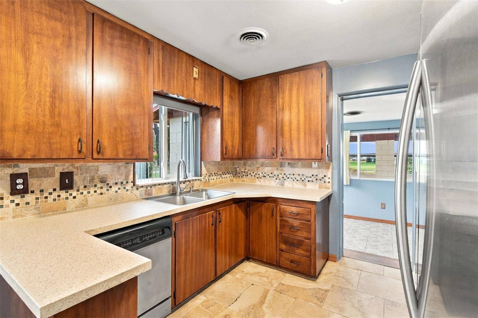 480 W NEW YORK AVENUE, Orange City, FL 32763 Kitchen