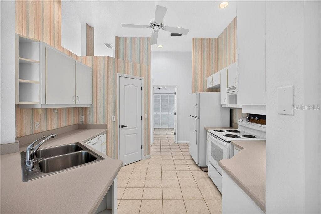 4 KATRINAS DRIVE, Ormond Beach, FL 32174 4 KATRINAS DRIVE, Ormond Beach, FL 32174