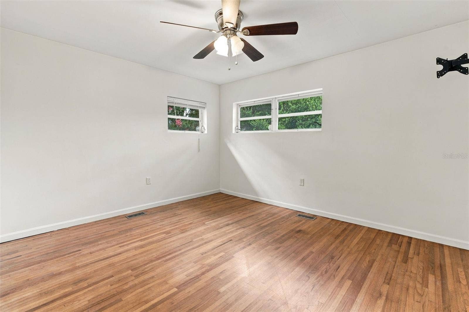 820 S MONTGOMERY AVENUE, Deland, FL 32720 820 S MONTGOMERY AVENUE, Deland, FL 32720