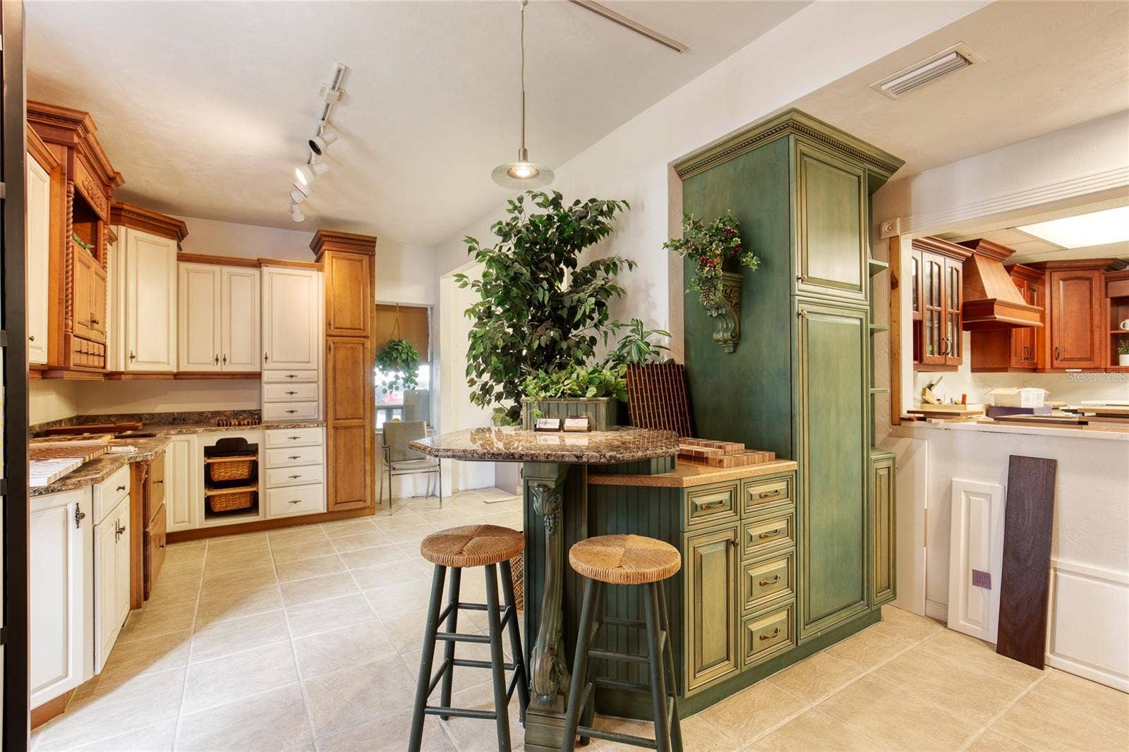 4 & 6 AVIATOR WAY, Ormond Beach, FL 32174 Cabinetry Showroom