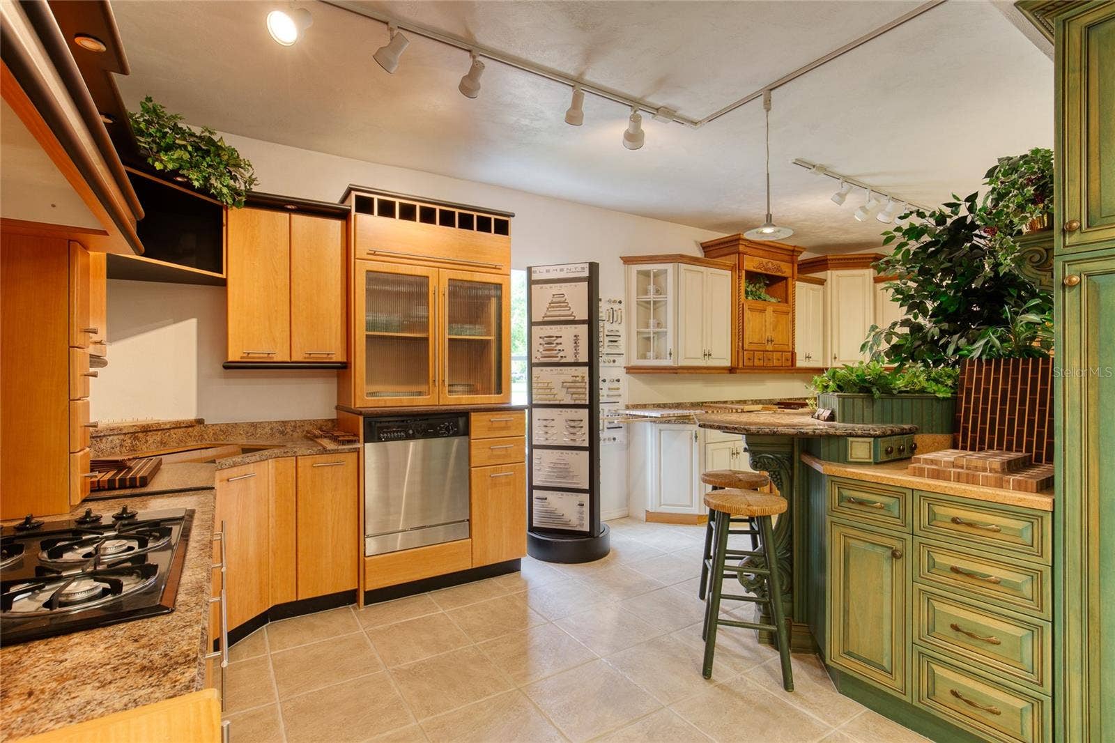 4 & 6 AVIATOR WAY, Ormond Beach, FL 32174 Cabinetry Showroom