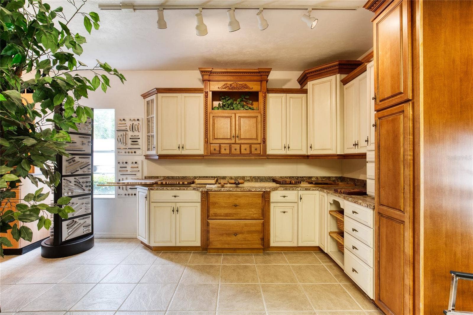 4 & 6 AVIATOR WAY, Ormond Beach, FL 32174 Cabinetry Showroom