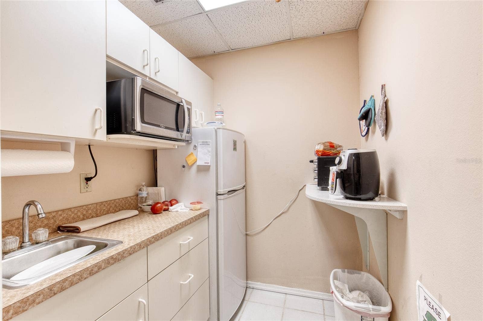 4 & 6 AVIATOR WAY, Ormond Beach, FL 32174 Cabinetry Offices