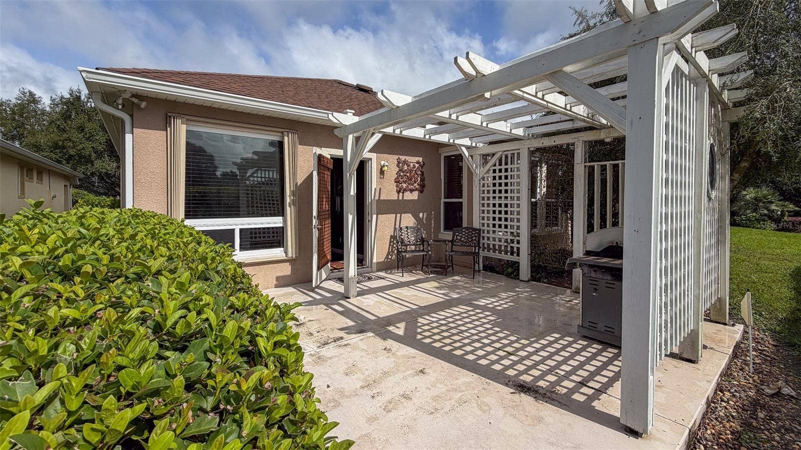 Back patio w Pergola