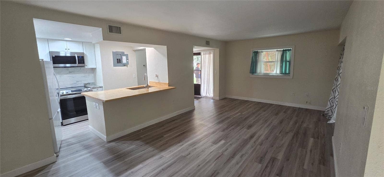 100 SWEETGUM WOODS COURT, #14C, Deltona, FL 32725 LIVING