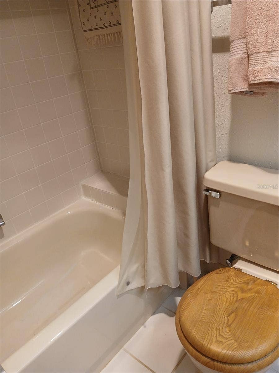 6050 CHESHAM DRIVE, #3, New Port Richey, FL 34653 HALL BATH WITH TUB/SHOWER COMBO