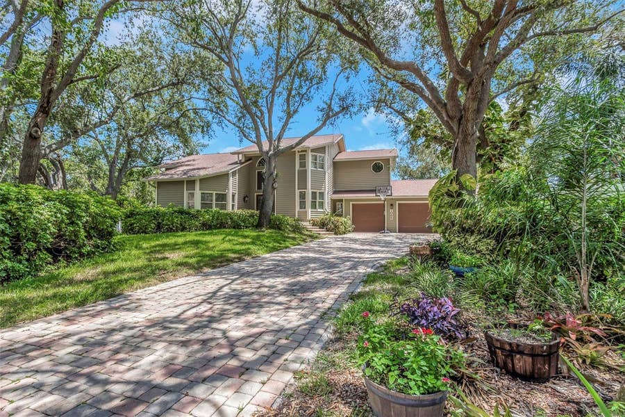 Property photo for 1065 SABLE COURT NE, St Petersburg, FL