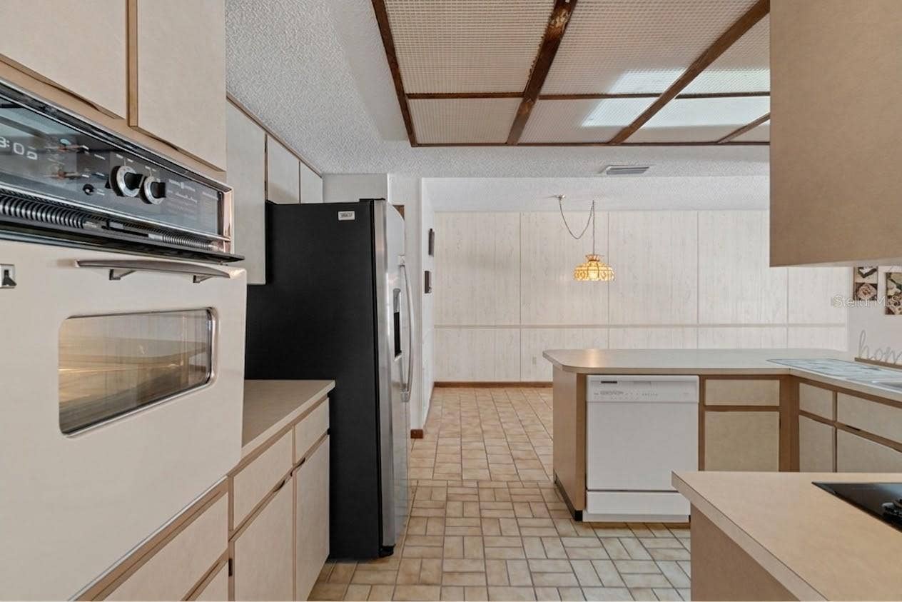 9009 HEATHER BOULEVARD, Weeki Wachee, FL 34613 Kitchen