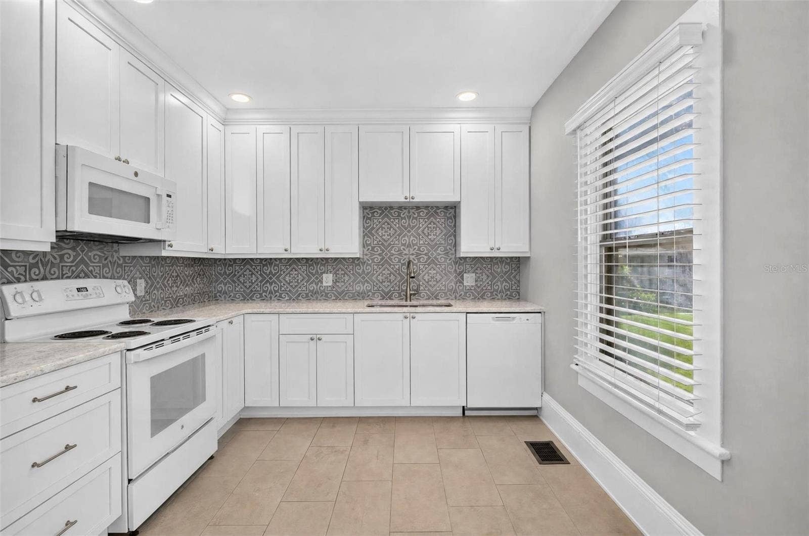 409 S GRANDVIEW AVENUE, Daytona Beach, FL 32118 409 S GRANDVIEW AVENUE, Daytona Beach, FL 32118