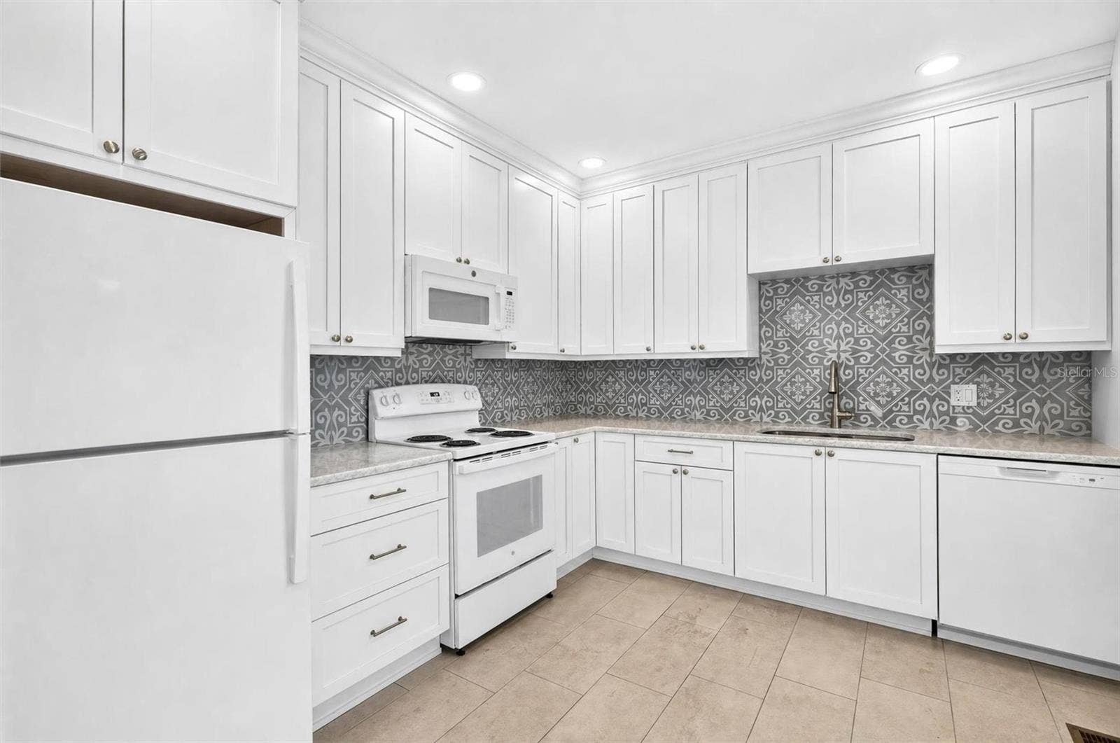 409 S GRANDVIEW AVENUE, Daytona Beach, FL 32118 409 S GRANDVIEW AVENUE, Daytona Beach, FL 32118