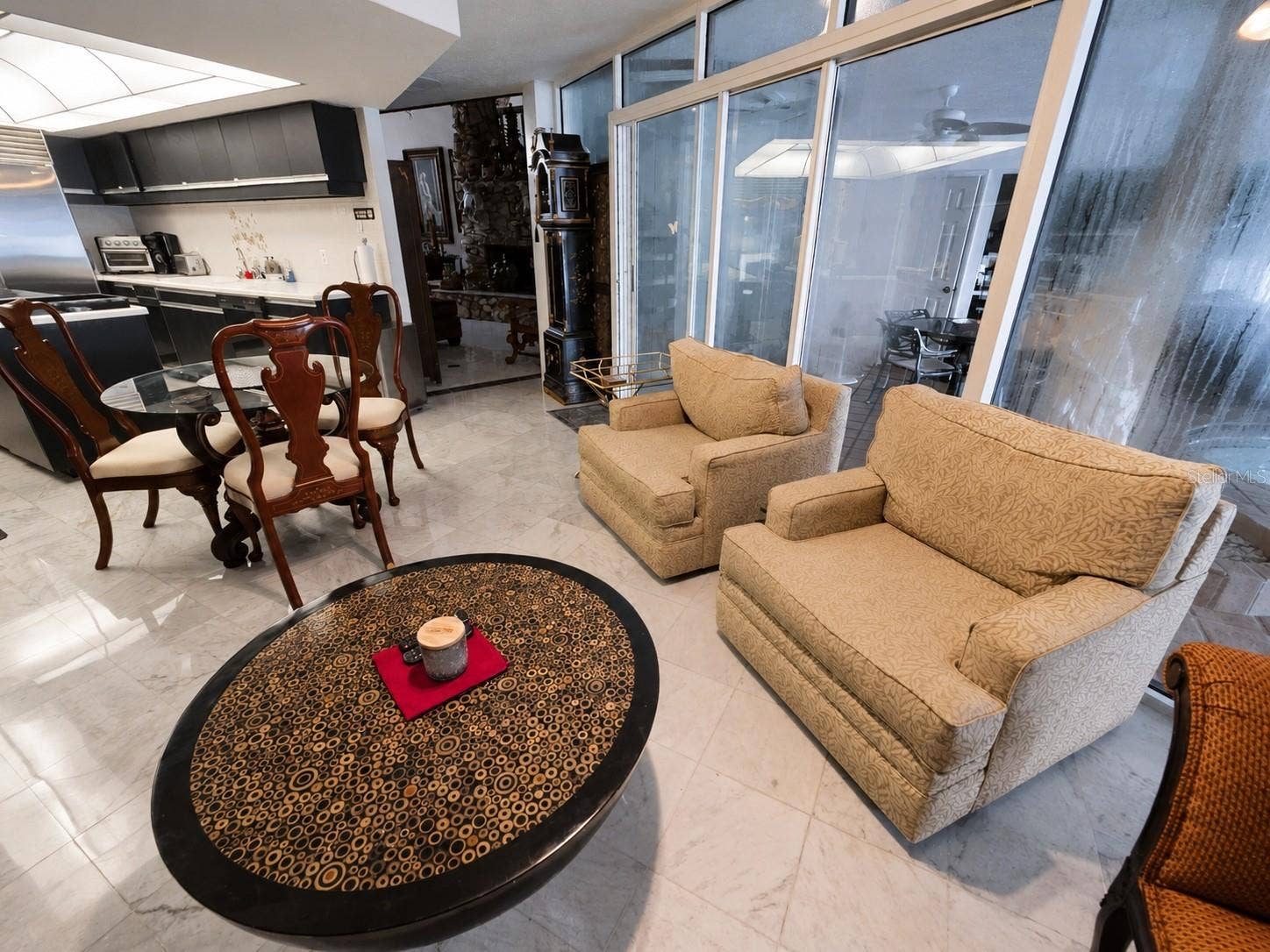 BREAKFAST/FAMILY RM
