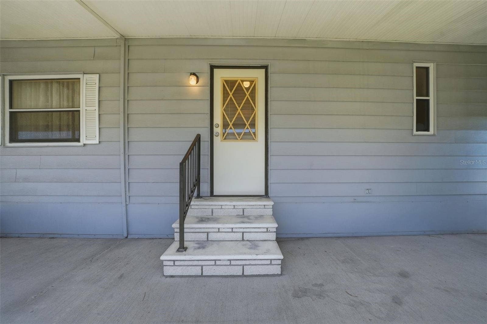 Lanai side door entry to laundry room