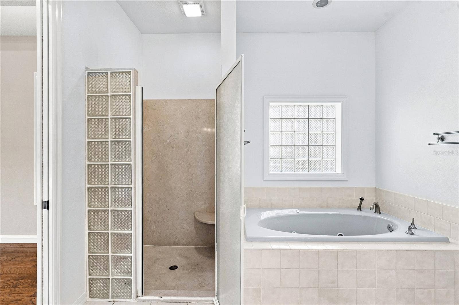 8698 MISSISSIPPI RUN, Weeki Wachee, FL 34613 Bathroom Two/ true Jack & Jill bathroom