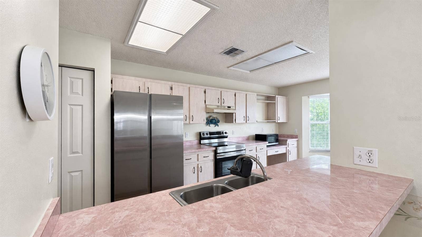 6501 SW 84TH PLACE ROAD, Ocala, FL 34476 Large kitchen facing the enclosed lanai and backyard.