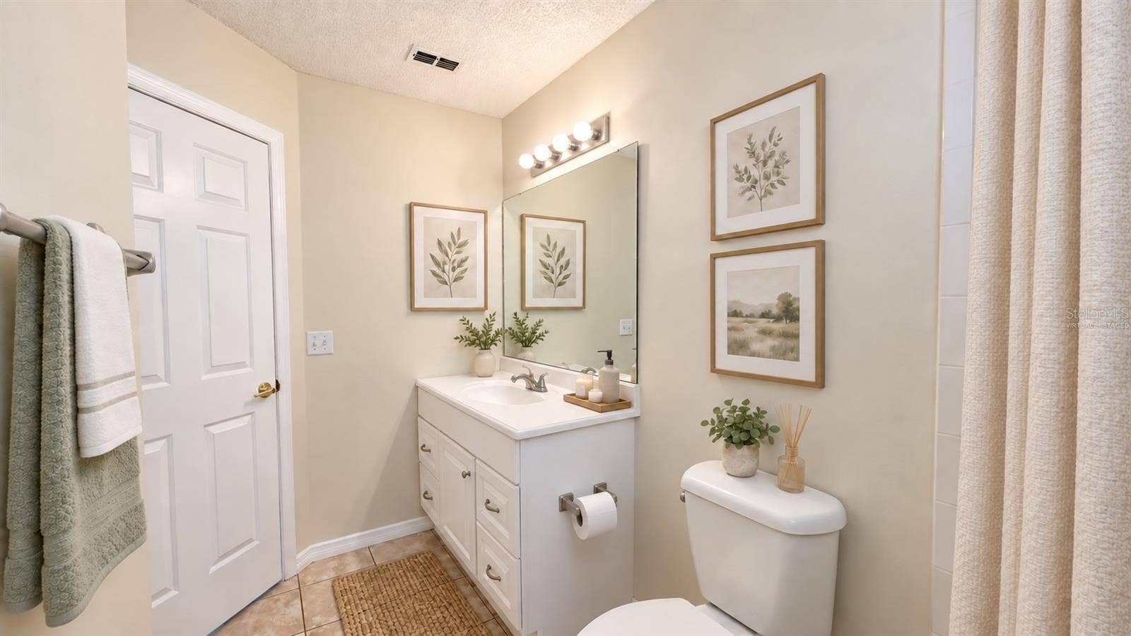 6501 SW 84TH PLACE ROAD, Ocala, FL 34476 Guest bathroom is spacious. Virtually staged.
