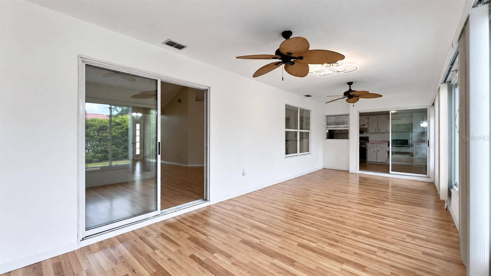 6501 SW 84TH PLACE ROAD, Ocala, FL 34476 400 sq ft enclosed, air-conditioned lanai.
