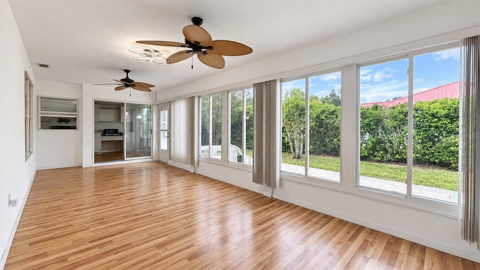 6501 SW 84TH PLACE ROAD, Ocala, FL 34476 400 sq ft enclosed, air-conditioned lanai.