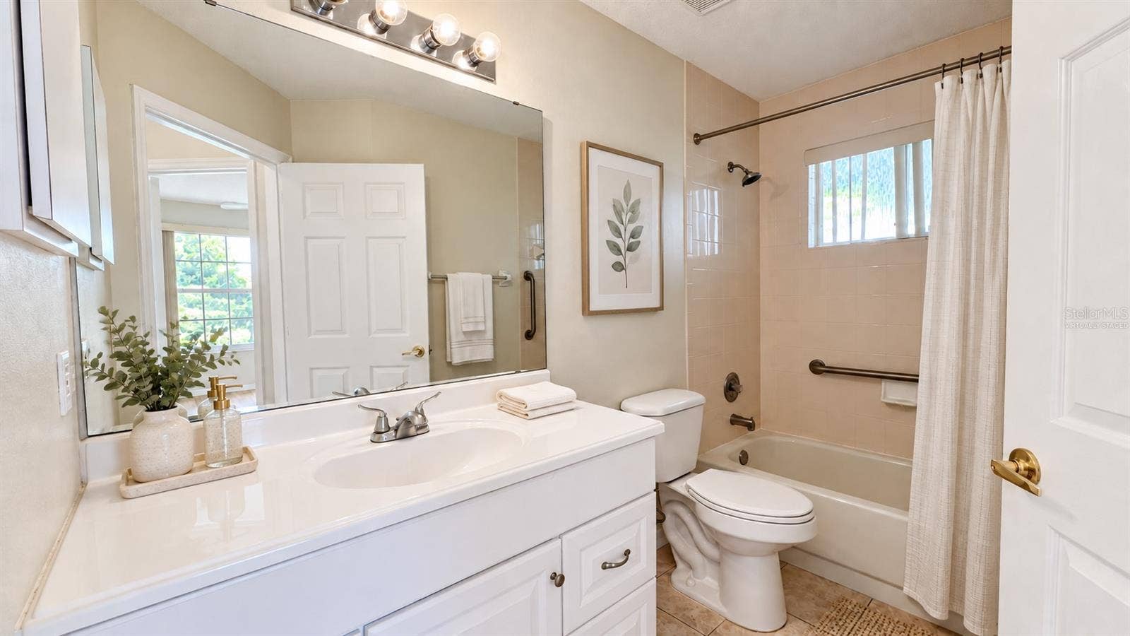 6501 SW 84TH PLACE ROAD, Ocala, FL 34476 Guest bathroom is spacious. Virtually staged.