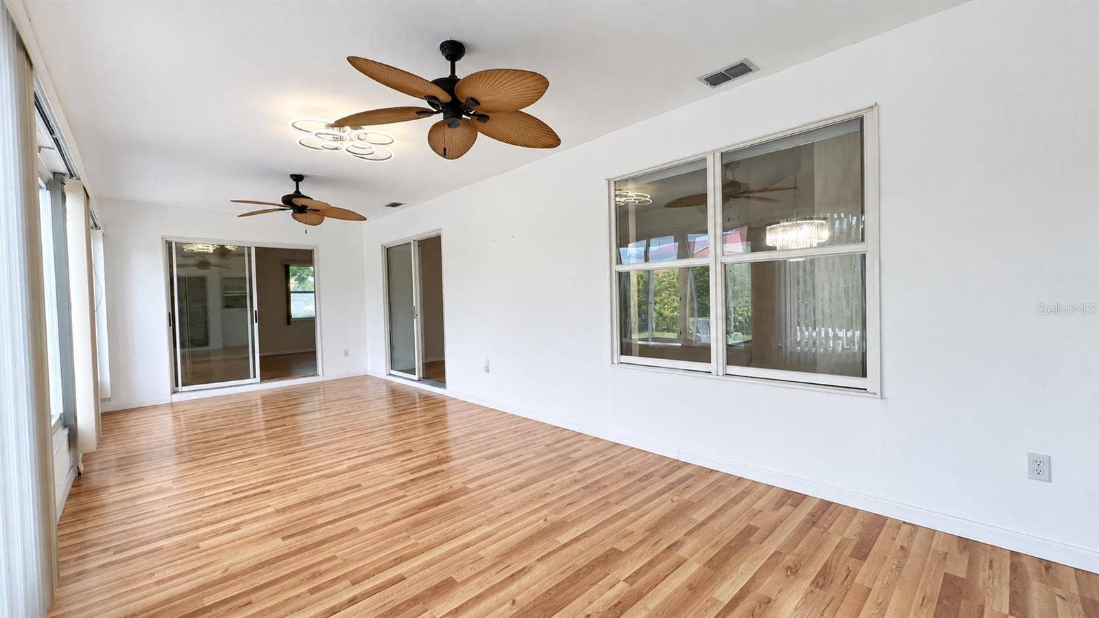 6501 SW 84TH PLACE ROAD, Ocala, FL 34476 400 sq ft enclosed, air-conditioned lanai.