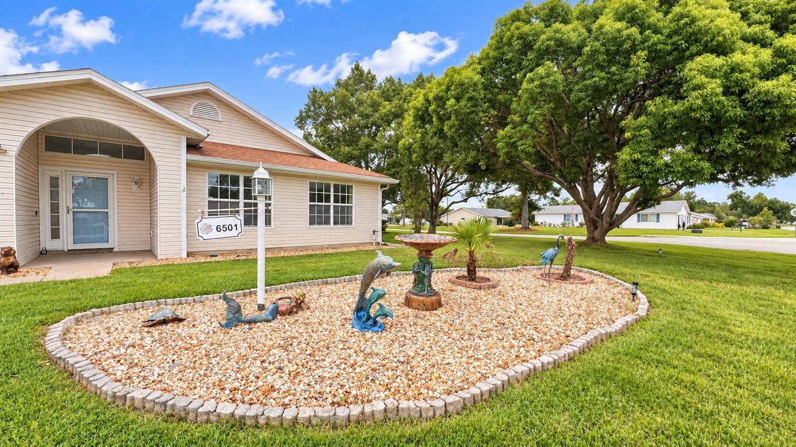 6501 SW 84TH PLACE ROAD, Ocala, FL 34476 Tropical but tasteful decor greets you and guests.