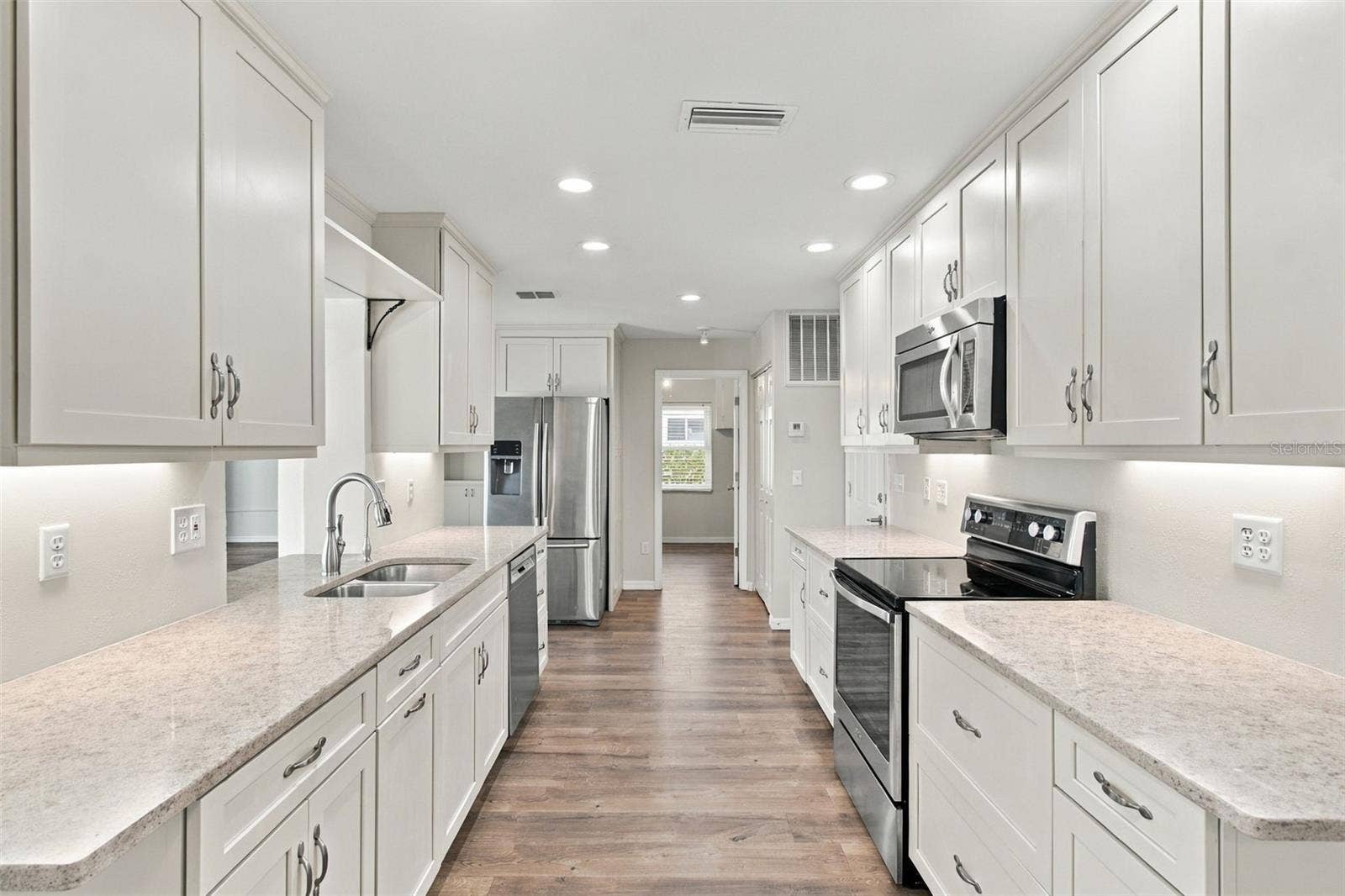 1615 BUNKER HILL DRIVE, Sun City Center, FL 33573 laundry room off kitchen