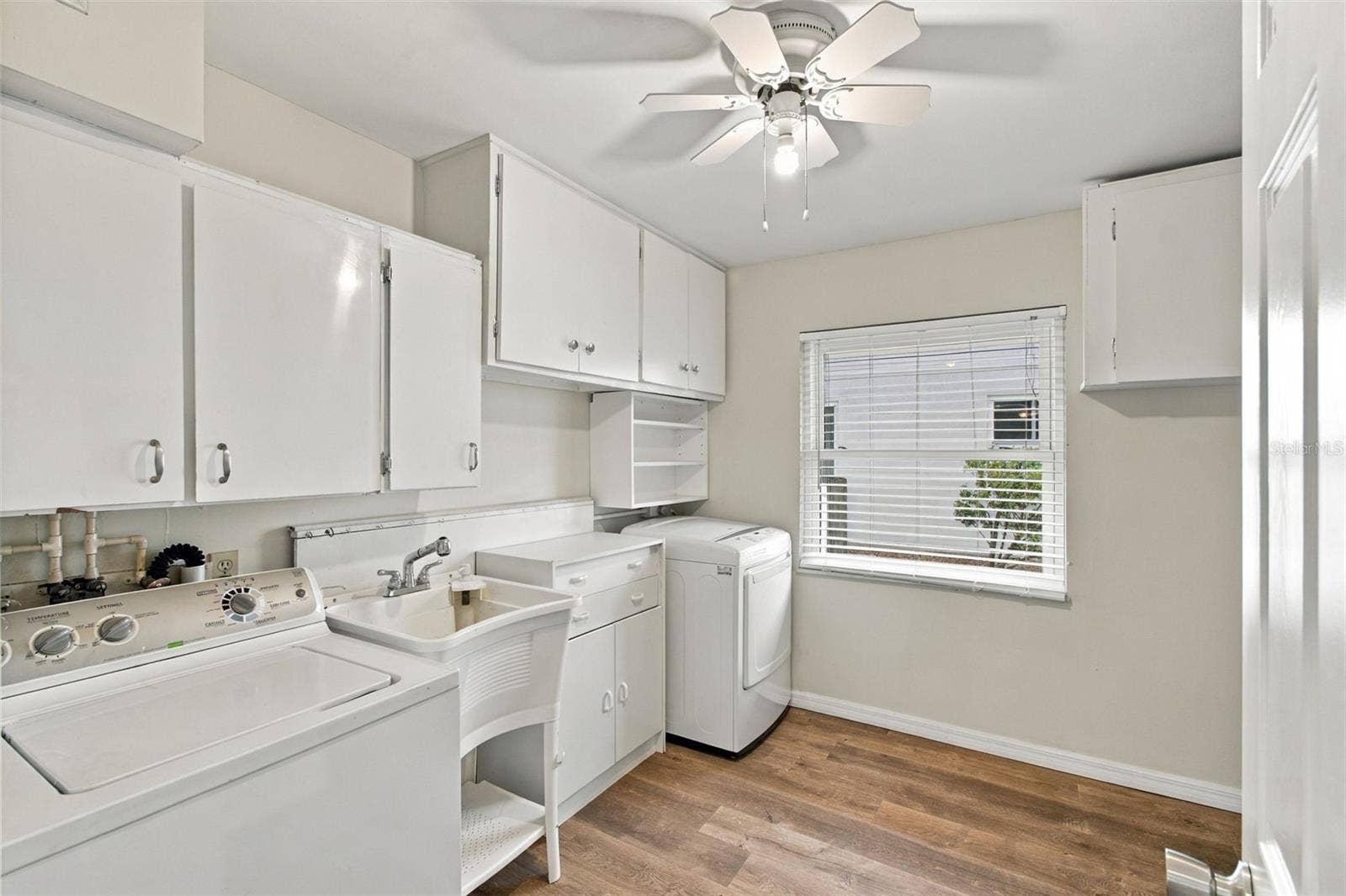 1615 BUNKER HILL DRIVE, Sun City Center, FL 33573 laundry room with extra storage