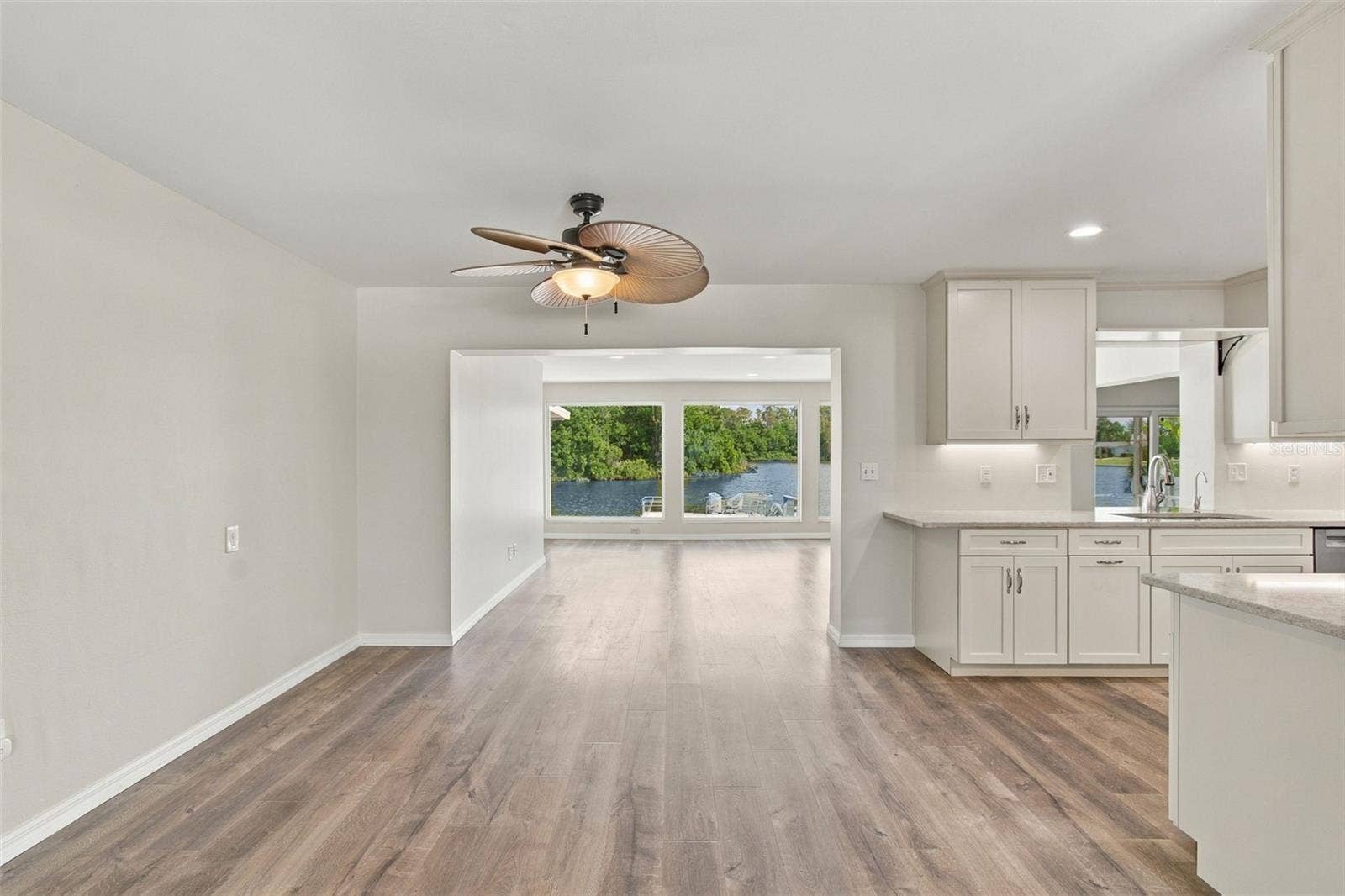 1615 BUNKER HILL DRIVE, Sun City Center, FL 33573 Flex area adjacent to kit