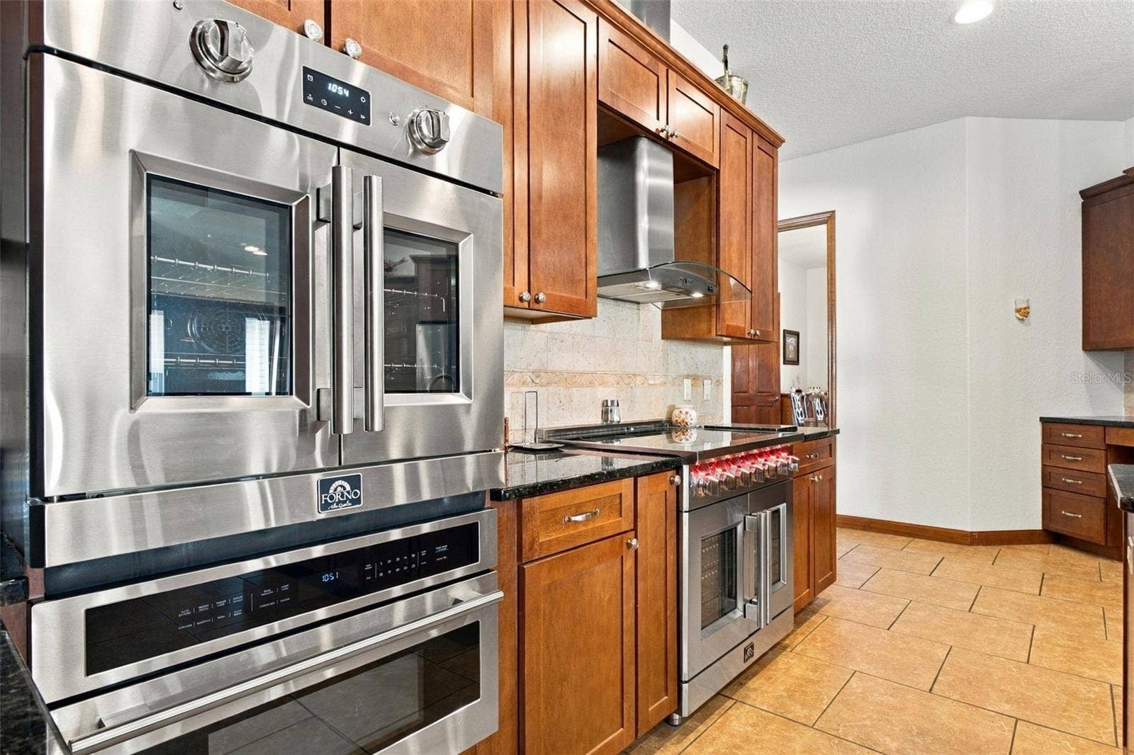 10484 GYPSY AVENUE, Weeki Wachee, FL 34613 NEW KITCHEN APPLIANCES 2025