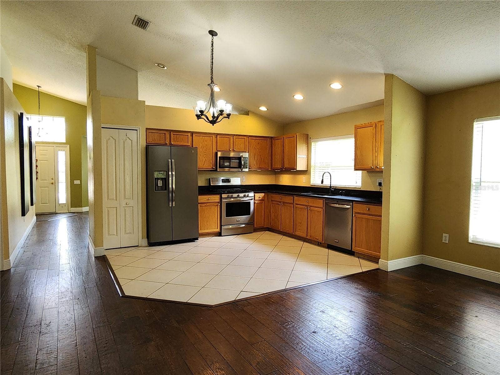 30702 IVERSON DRIVE, Wesley Chapel, FL 33543 Kitchen