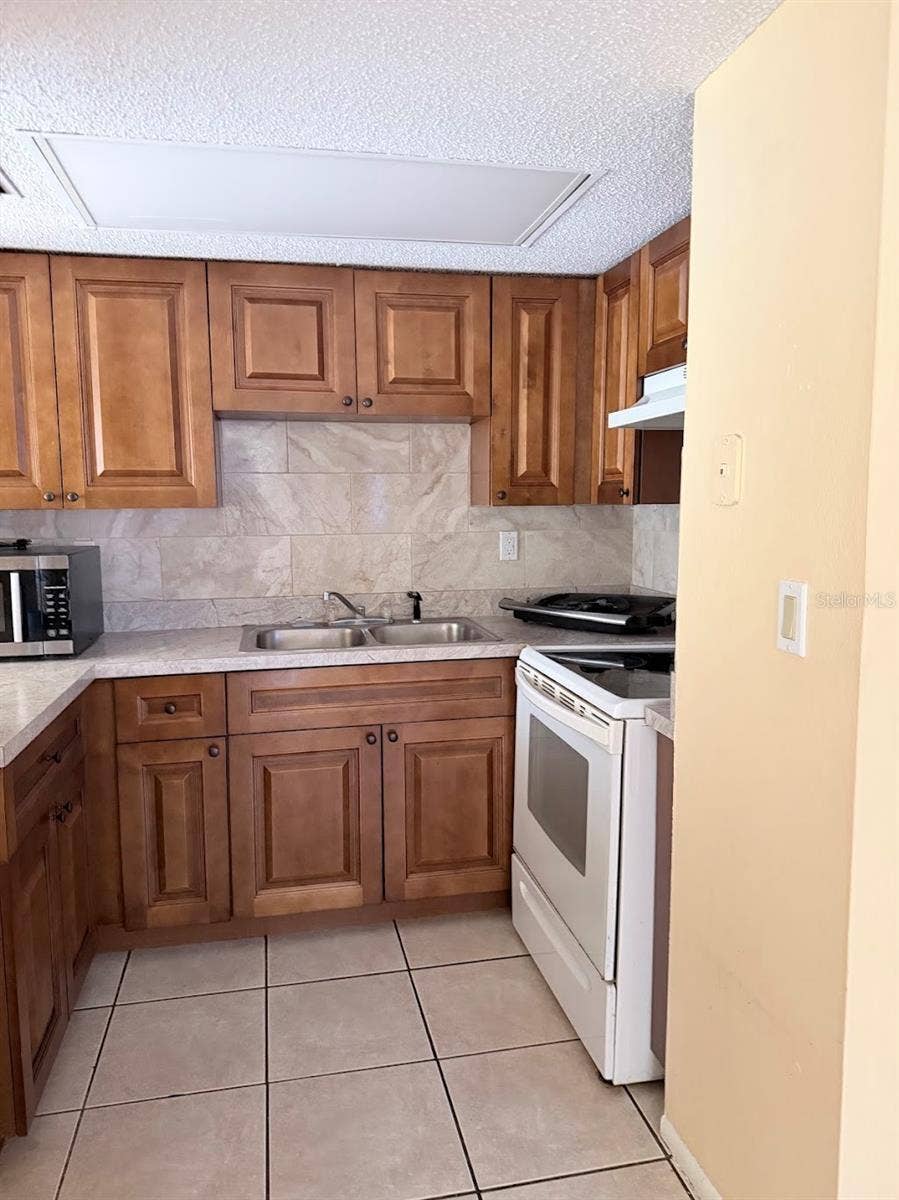 8027 PINEHURST DRIVE, Spring Hill, FL 34606 8027 PINEHURST DRIVE, Spring Hill, FL 34606