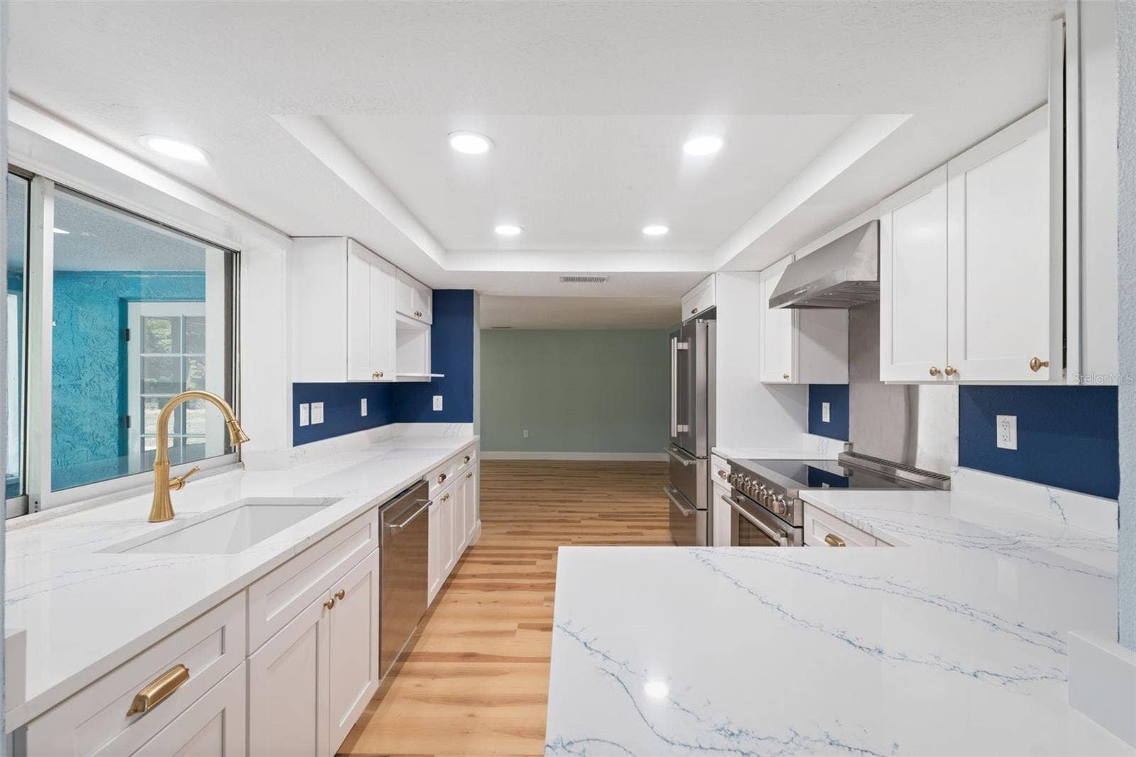 8103 GULF WAY, Hudson, FL 34667 KITCHEN