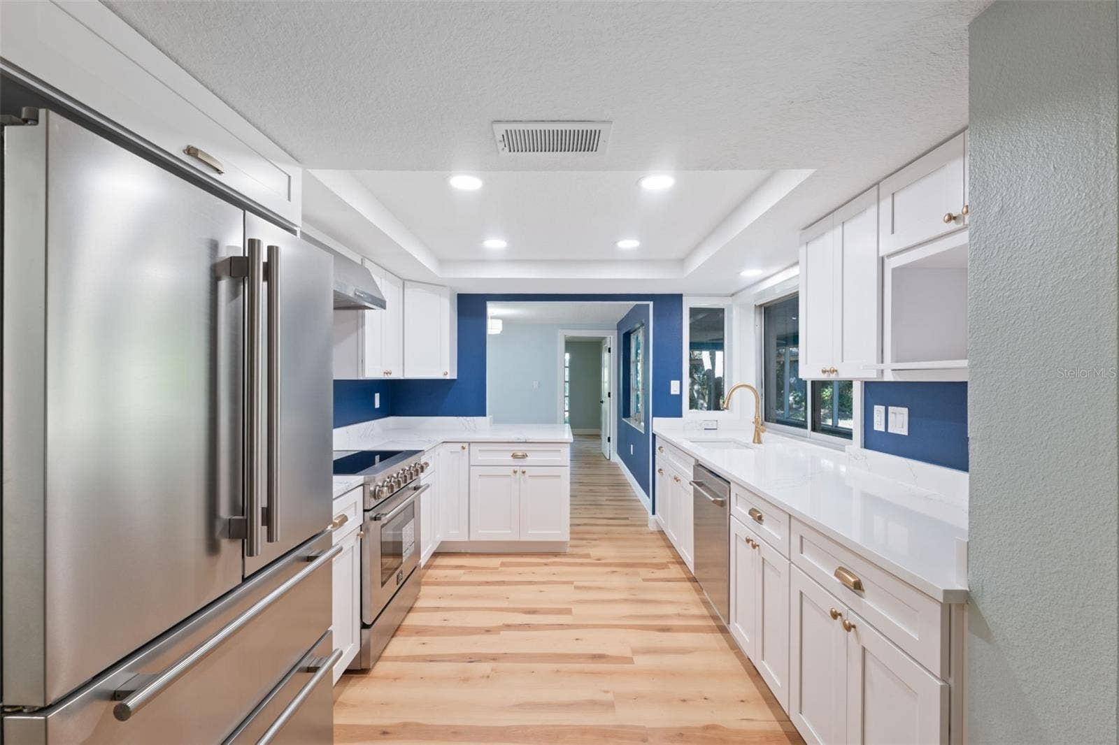 8103 GULF WAY, Hudson, FL 34667 KITCHEN