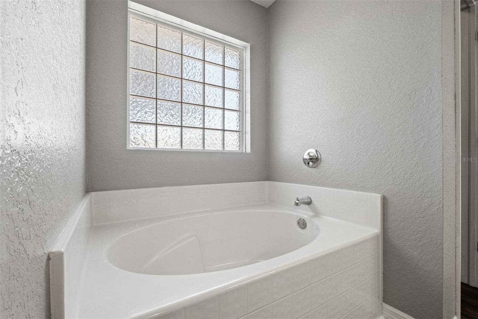 2138 FAIRVIEW ROAD, Spring Hill, FL 34609 Soaking Tub