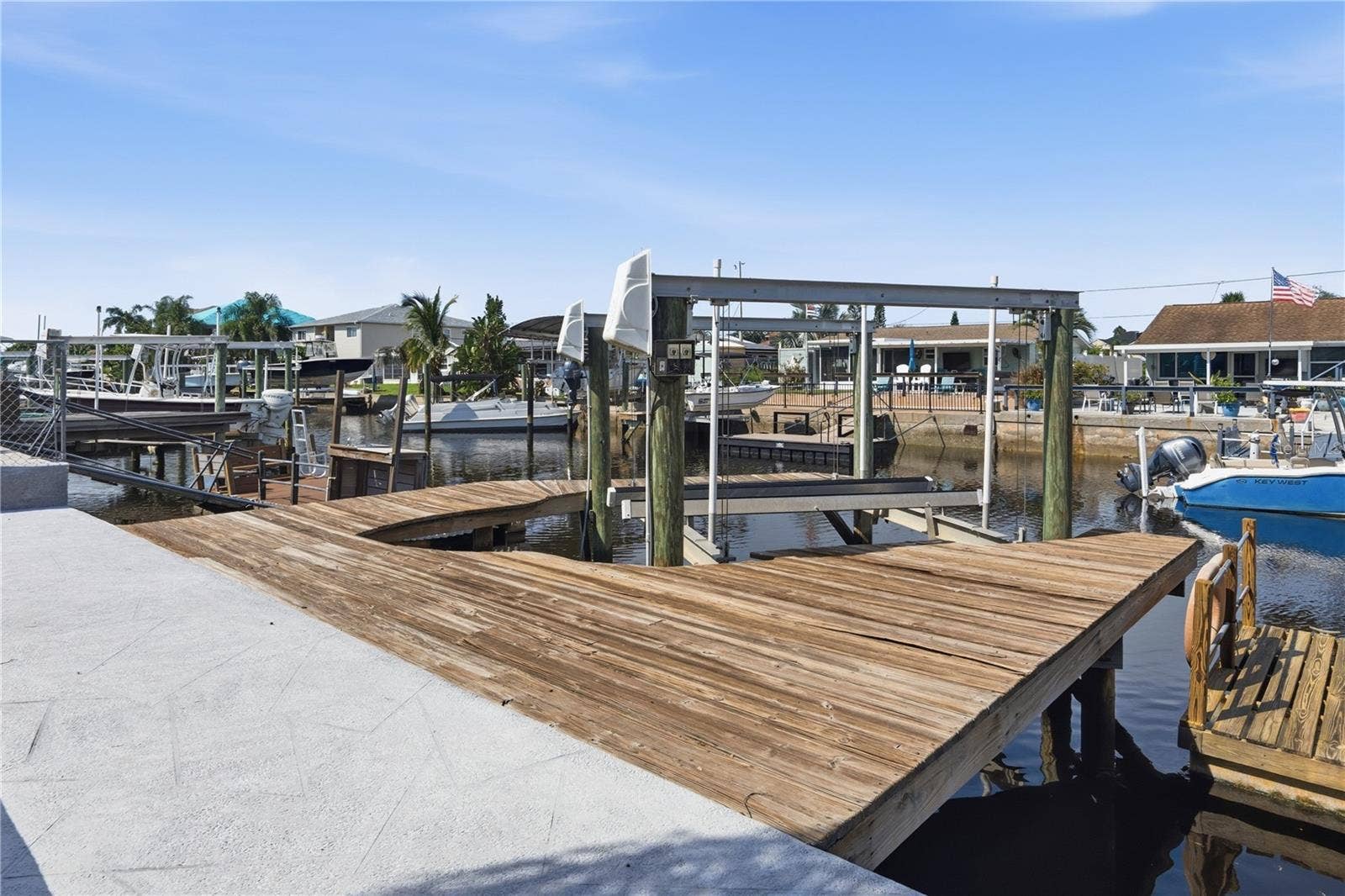 7507 MAKO DRIVE, Hudson, FL 34667 BOAT LIFT
