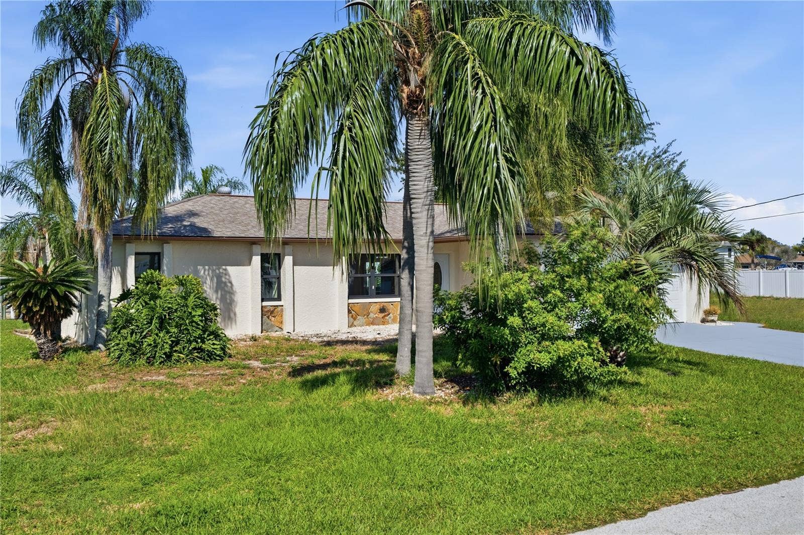 7507 MAKO DRIVE, Hudson, FL 34667 FRONT YARD