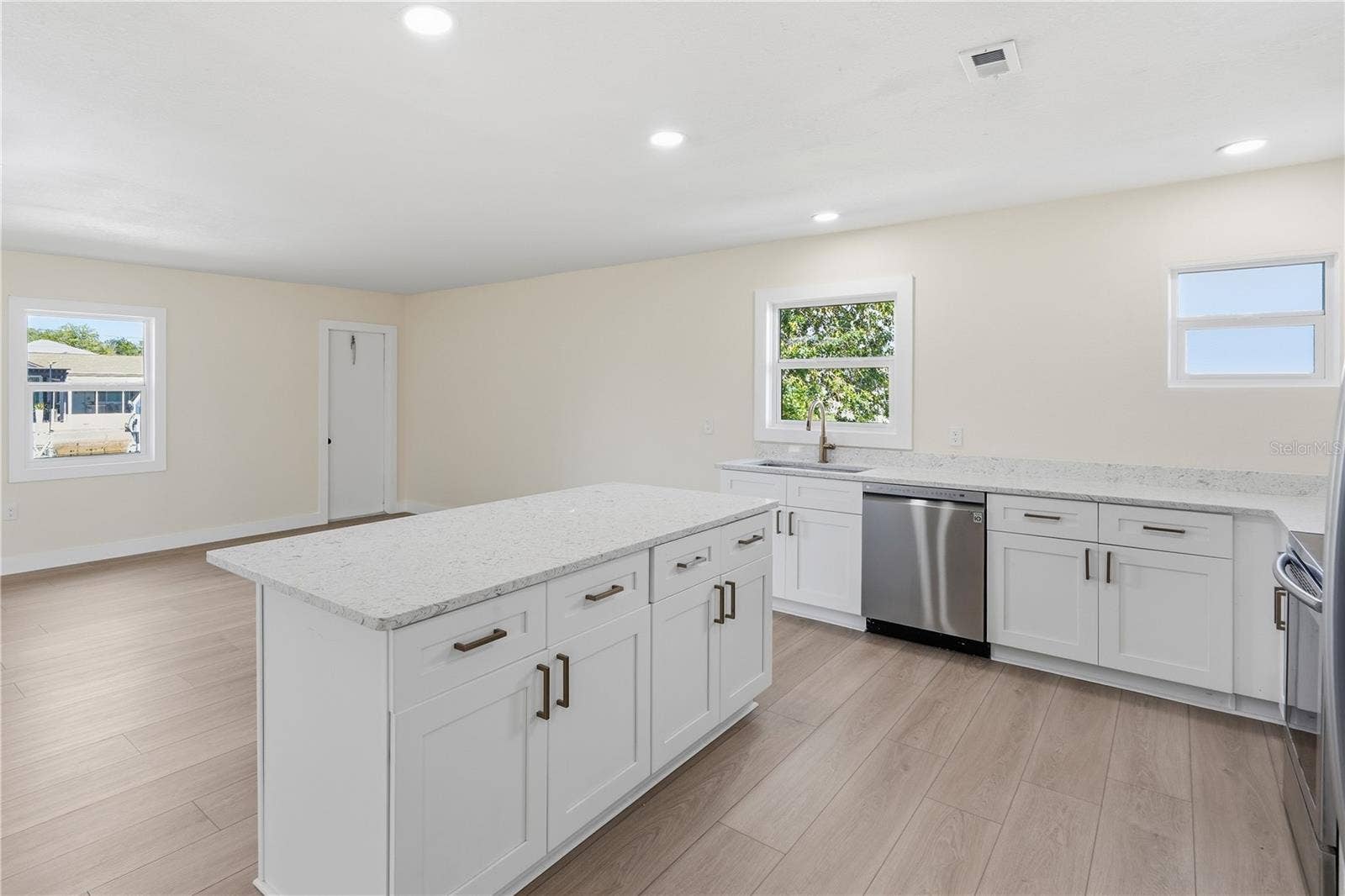 7507 MAKO DRIVE, Hudson, FL 34667 TONS OF COUNTER SPACE