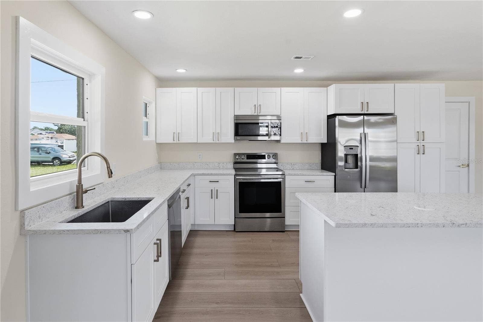 7507 MAKO DRIVE, Hudson, FL 34667 LOTS OF CABINETS