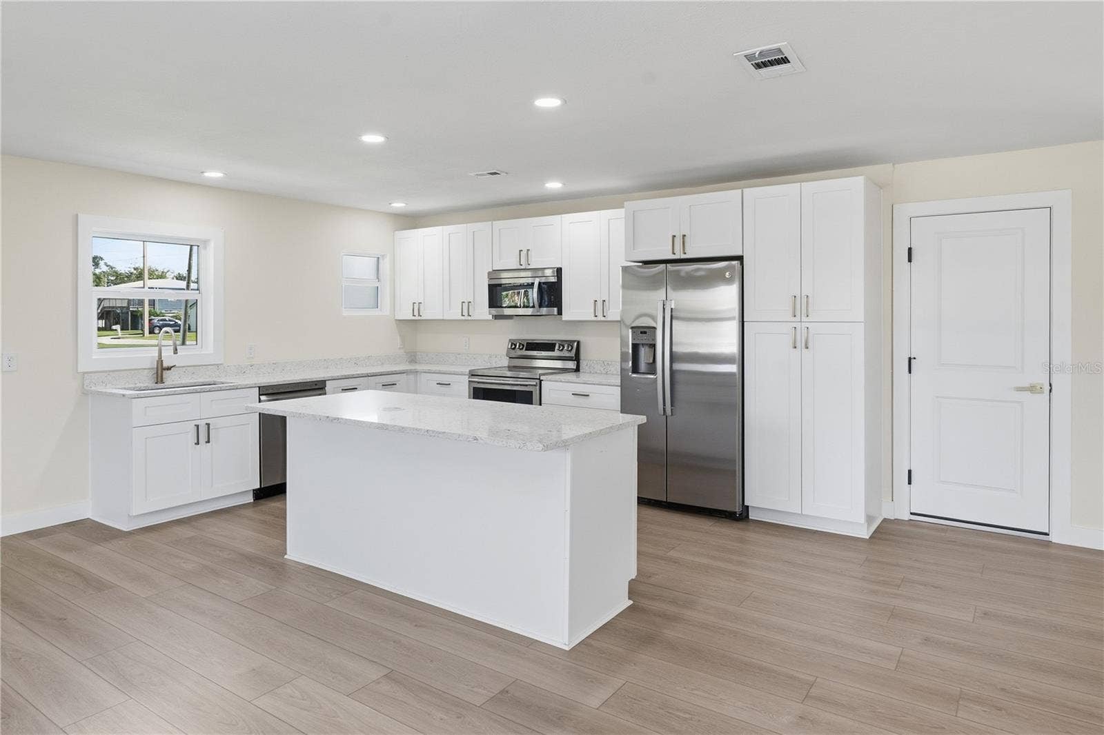 7507 MAKO DRIVE, Hudson, FL 34667 KITCHEN