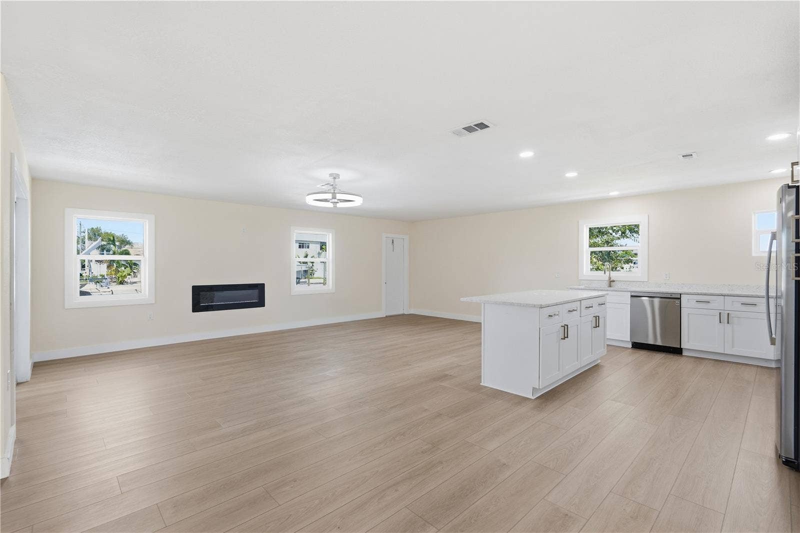 7507 MAKO DRIVE, Hudson, FL 34667 KITCHEN & FAMILY ROOM