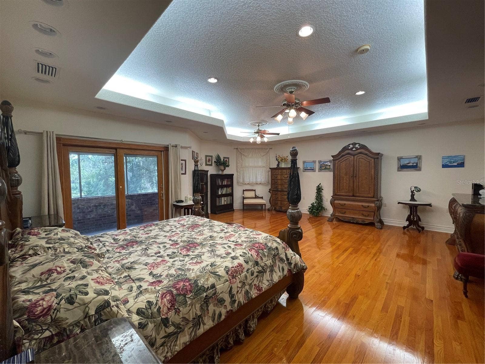 The Anderson sliding glass doors in primary bedroom lead out to screened balcony that faces the river.