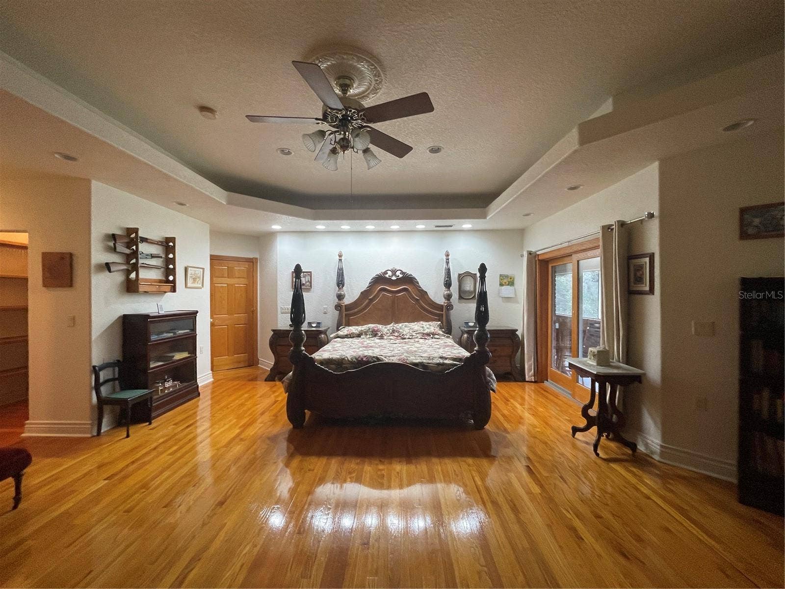 The hall way to the left leads to the ensuite with two walking closets, linen closet and bathroom