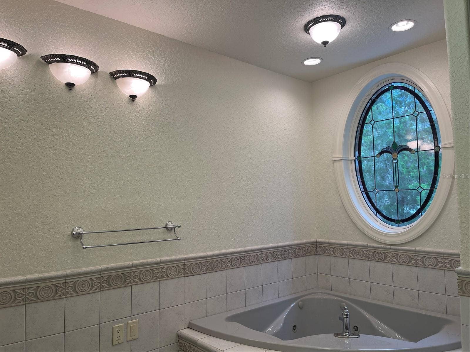 Jet tub - Anderson ovall stain glass window