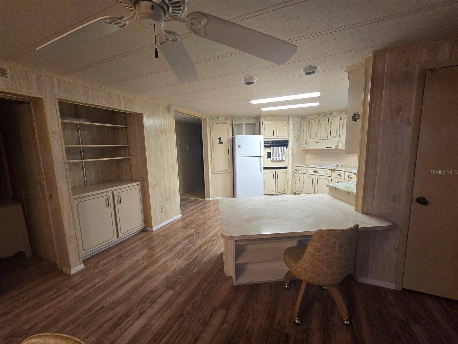 16802 HARLEY STREET, Hudson, FL 34667 LARGE KITCHEN WITH A LARGE BREAKFAST BAR