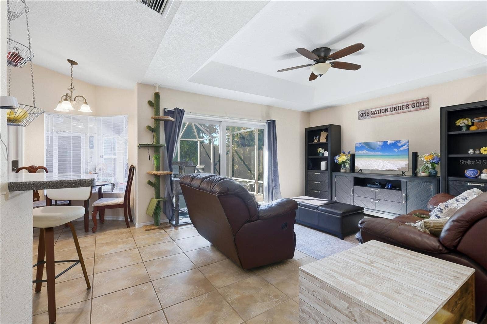 Family room with double pocket slider to screen lania