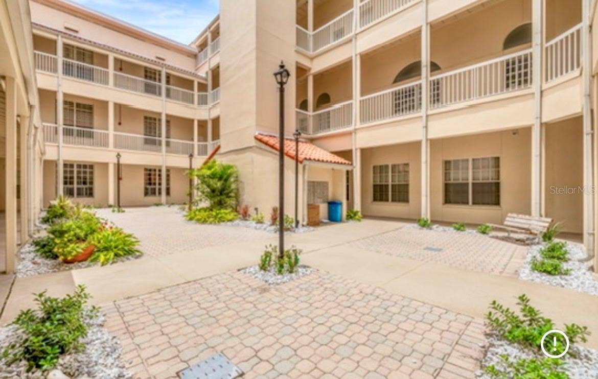 701 MIRROR LAKE DRIVE N, #120, St Petersburg, FL 33701 Courtyard